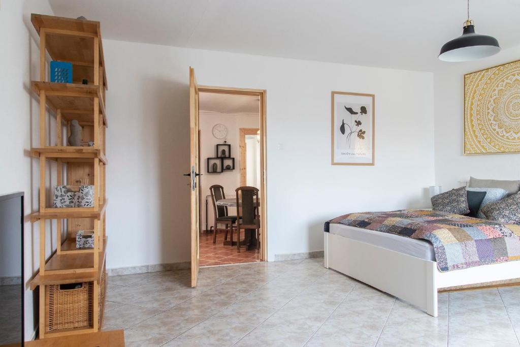 W21 Central Apartment - Tap to explore photos