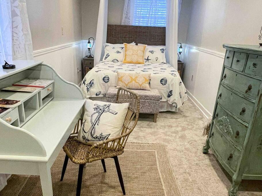 Crow's Nest - Private Guest Apt Near Bike Trail/3.7 mi to Beach image