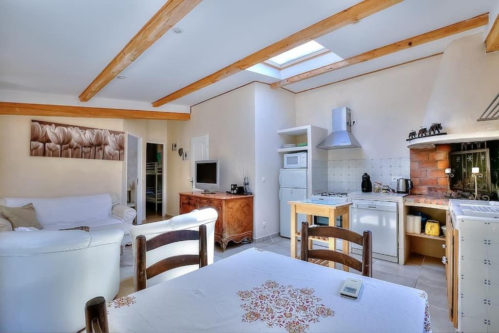 Villa Provençale avec 2 maisons d'amis ,piscine ,Jacuzzi ,vue mer - Tap to explore photos