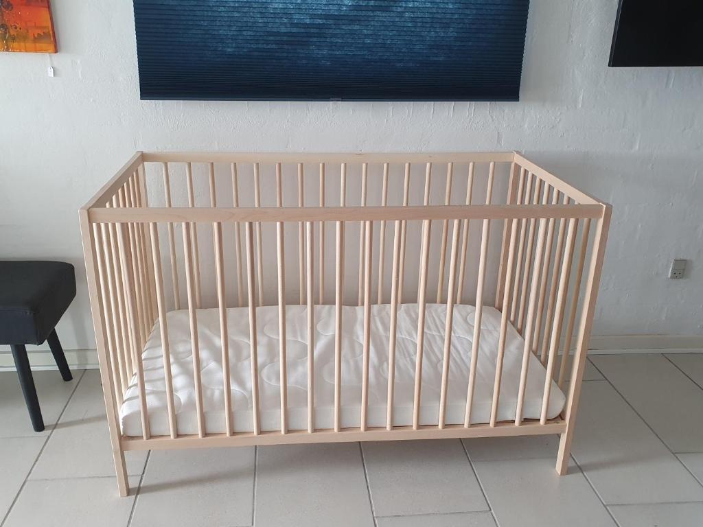 Stort værelse med tekøkken, tæt på hav og fjord. photo 1