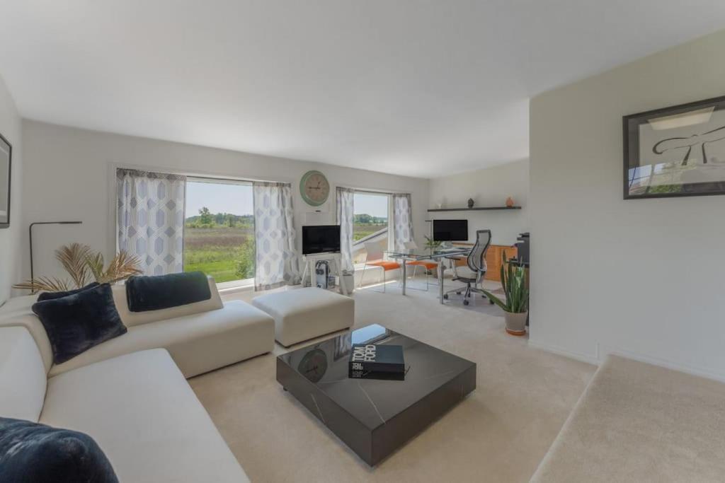 The Farmhouse - Luxury 5BR - Bay View - Waterfront - WFH - Home Gym photo 3
