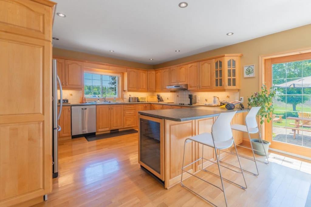 The Farmhouse - Luxury 5BR - Bay View - Waterfront - WFH - Home Gym photo 4