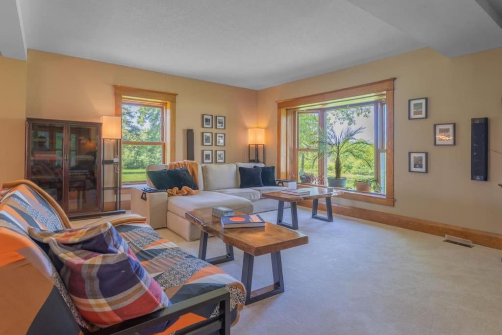 The Farmhouse - Luxury 5BR - Bay View - Waterfront - WFH - Home Gym photo 1