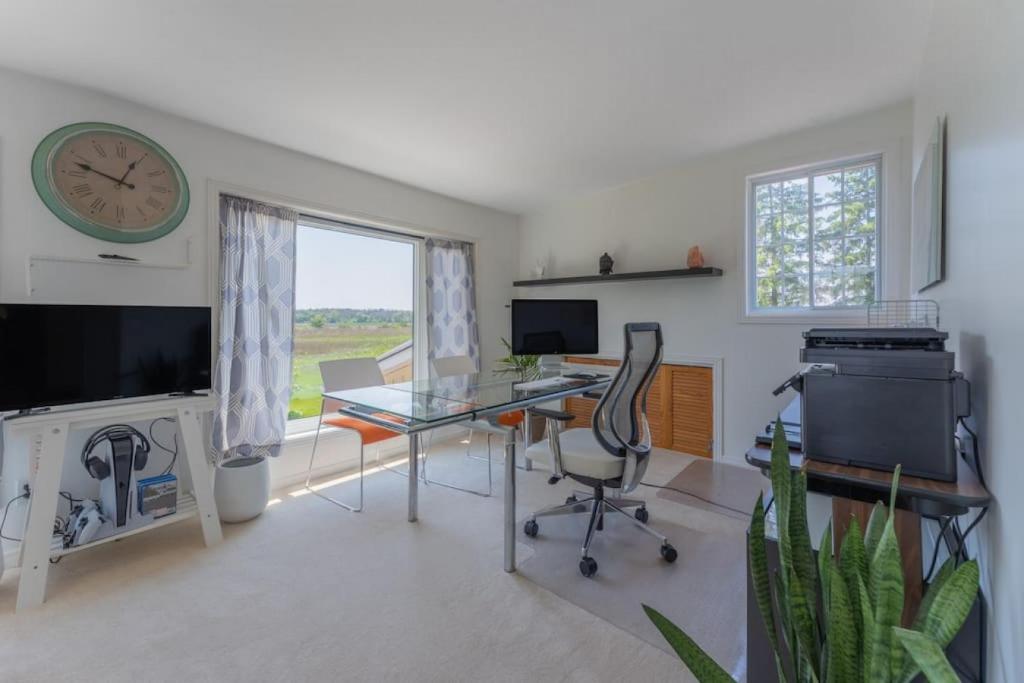 The Farmhouse - Luxury 5BR - Bay View - Waterfront - WFH - Home Gym photo 2