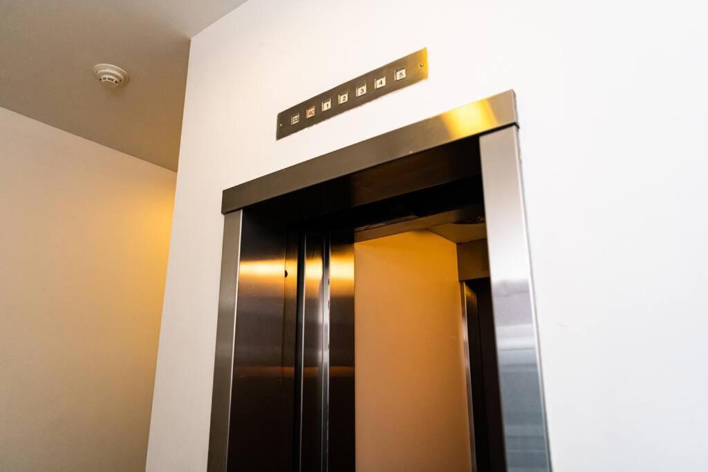 Luxurious condo (1100 sq2) /private elevator! photo 2