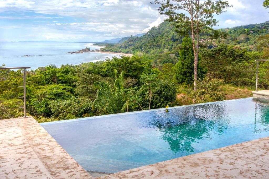 Luxe 4 Bdrm Villa with Epic OceanView & Infinity Pool