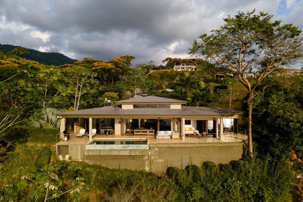 Luxe 4 Bdrm Villa with Epic OceanView & Infinity Pool photo 1
