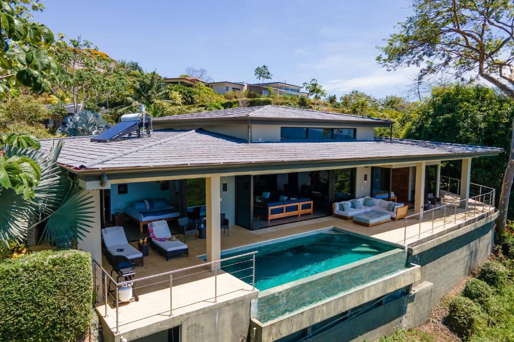 Luxe 4 Bdrm Villa with Epic OceanView & Infinity Pool photo 2