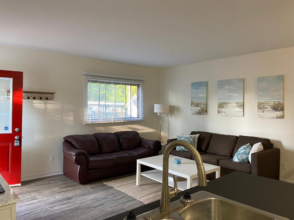 2 bedroom, sleeps 7 in Wasaga Beach photo 1