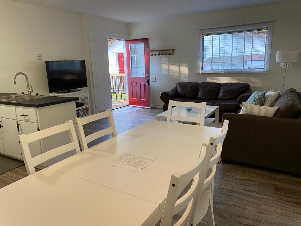 2 bedroom, sleeps 7 in Wasaga Beach photo 2
