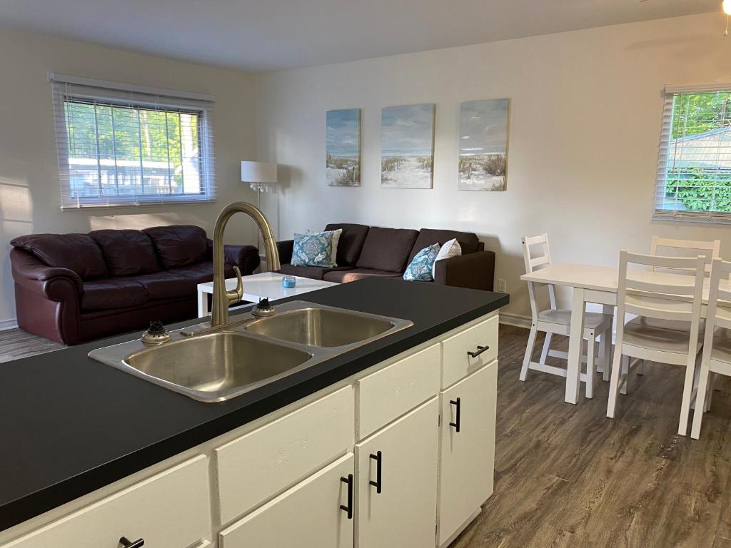 2 bedroom, sleeps 7 in Wasaga Beach photo 3