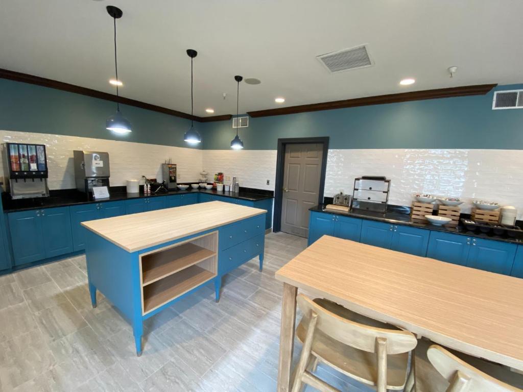Country Inn & Suites by Radisson, Champaign North, IL image