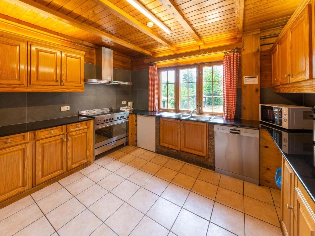 Majestic chalet in Durbuy 200 meters from the Golf photo 3