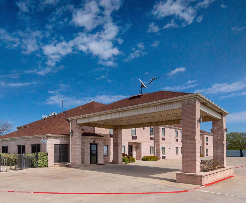 Red Roof Inn Fort Worth – Saginaw image