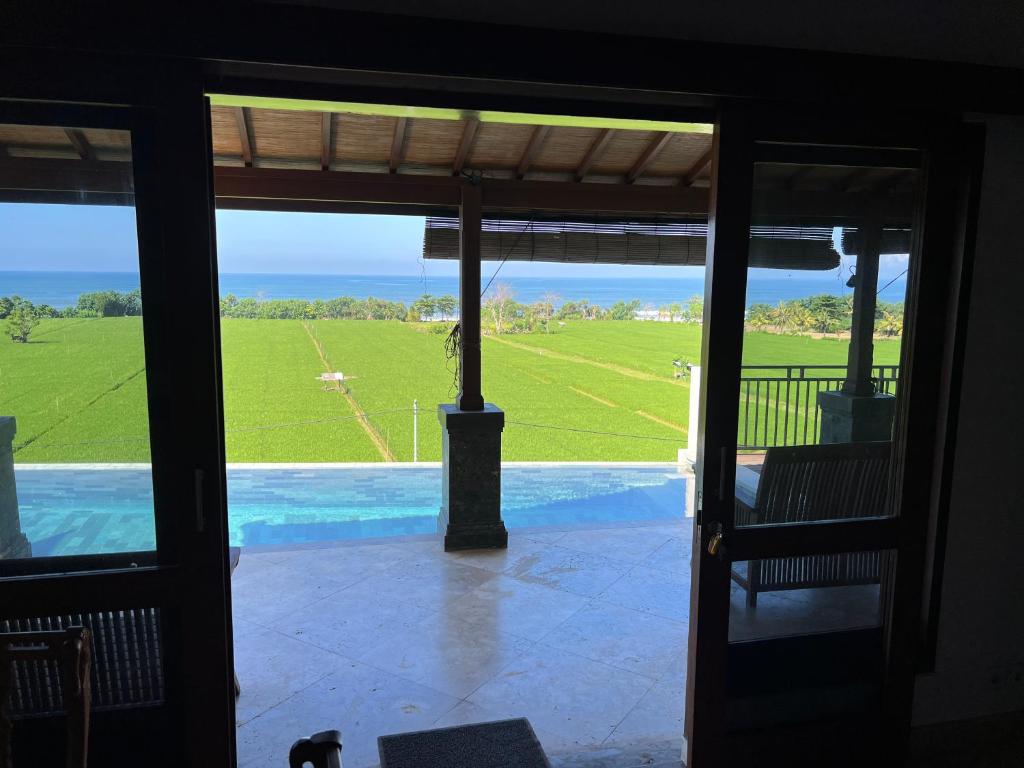 Ocean views, peaceful living photo 1