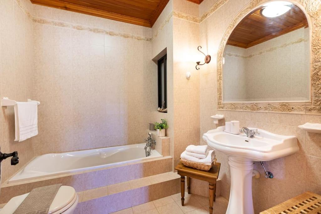 ZER- Spacious House with Terrace and Views photo 3