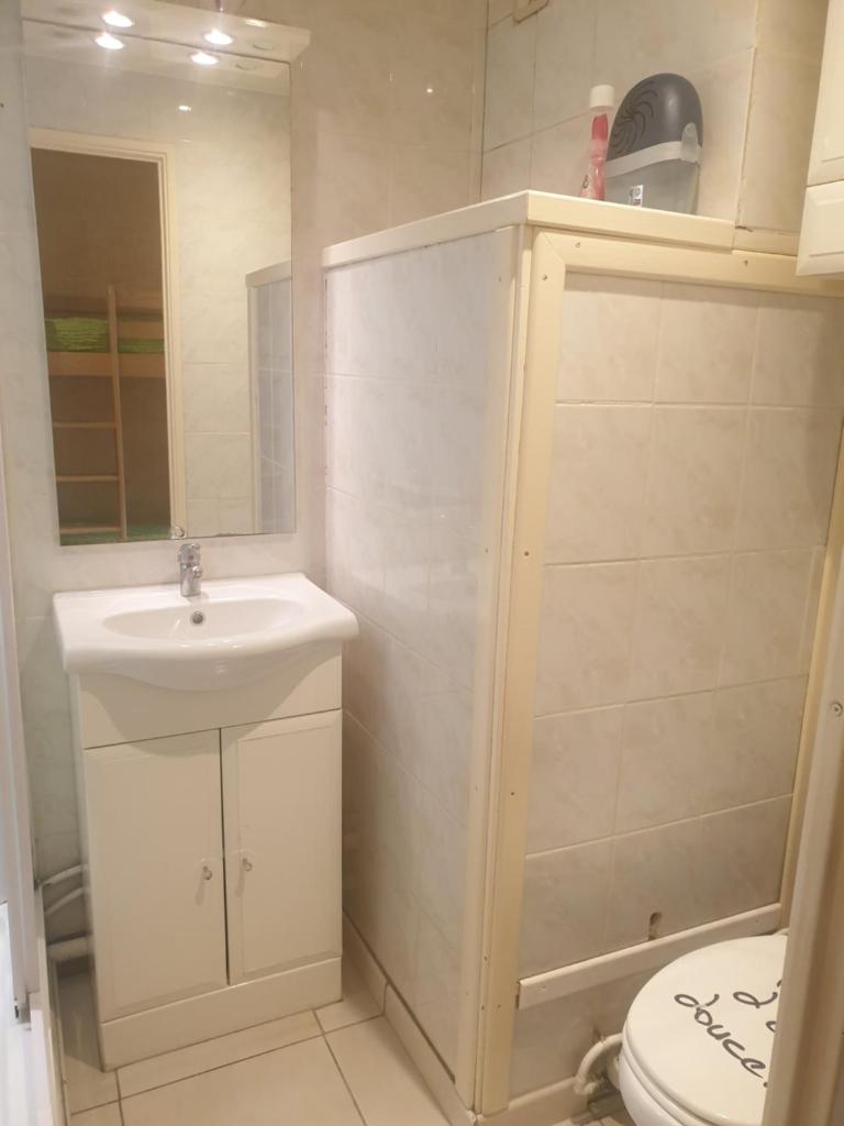 Studio cabine familial, rez de chaussée,piscine et parking privés photo 3