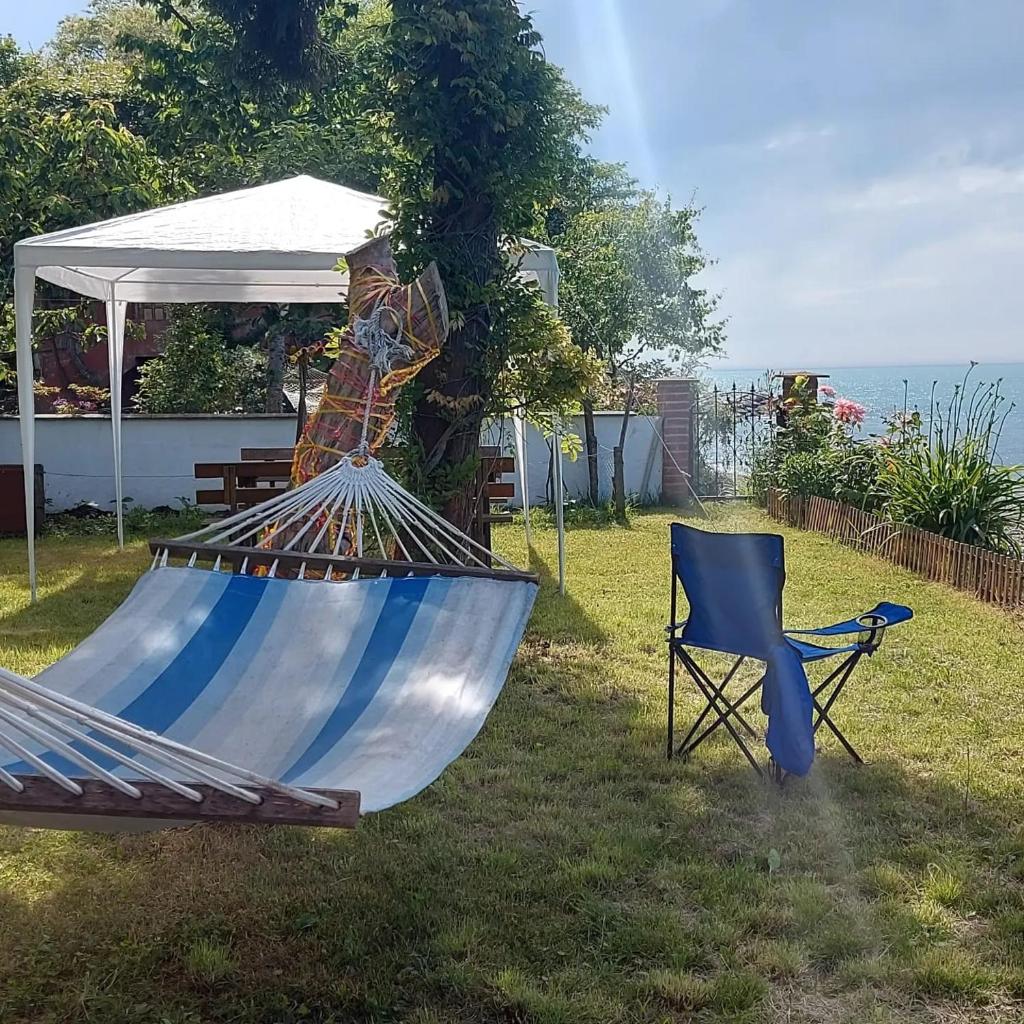 Denize Sıfır 2 Yatak Odalı ve 2 Çekyatlı Bahçeli Ev - Seafront, 2 bedroom, 2 sofa bed house with big garden photo 3