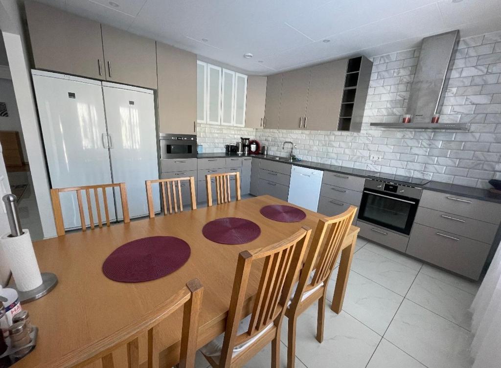 Beautiful terraced house with private parking photo 3