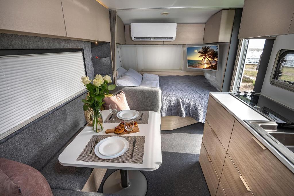 Dream Caravan's - קרוואנים מושלמים למשפחות בחוף כורסי בכינרת photo 1