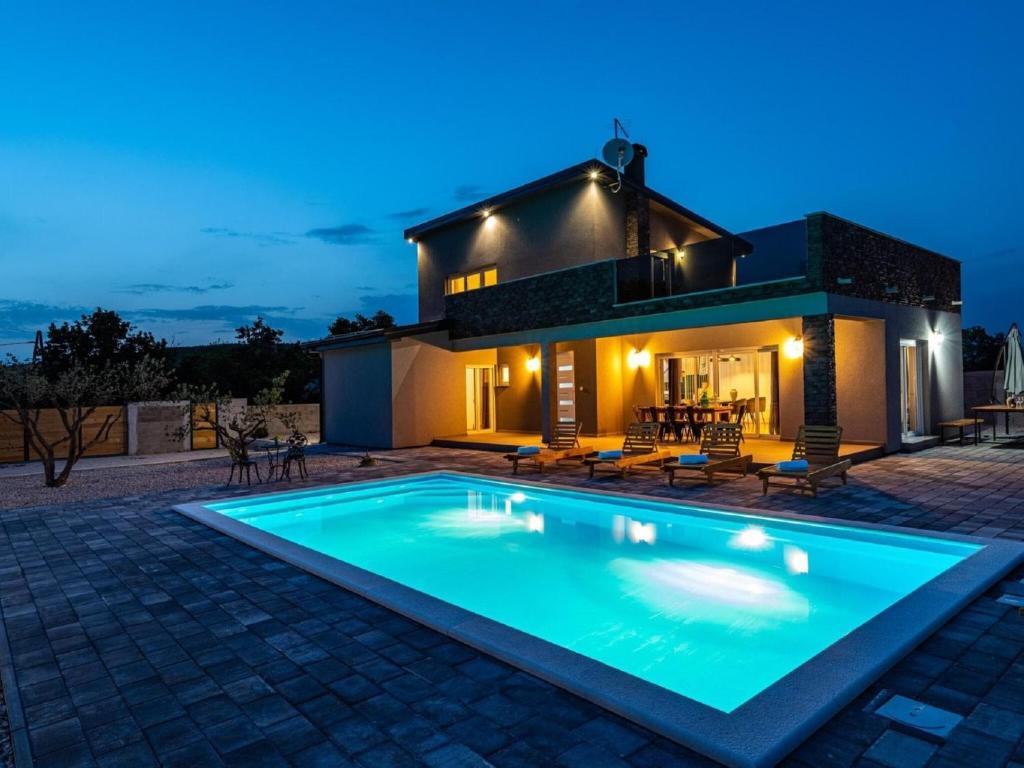 Modern villa with private pool, terrace and fenced garden photo 3