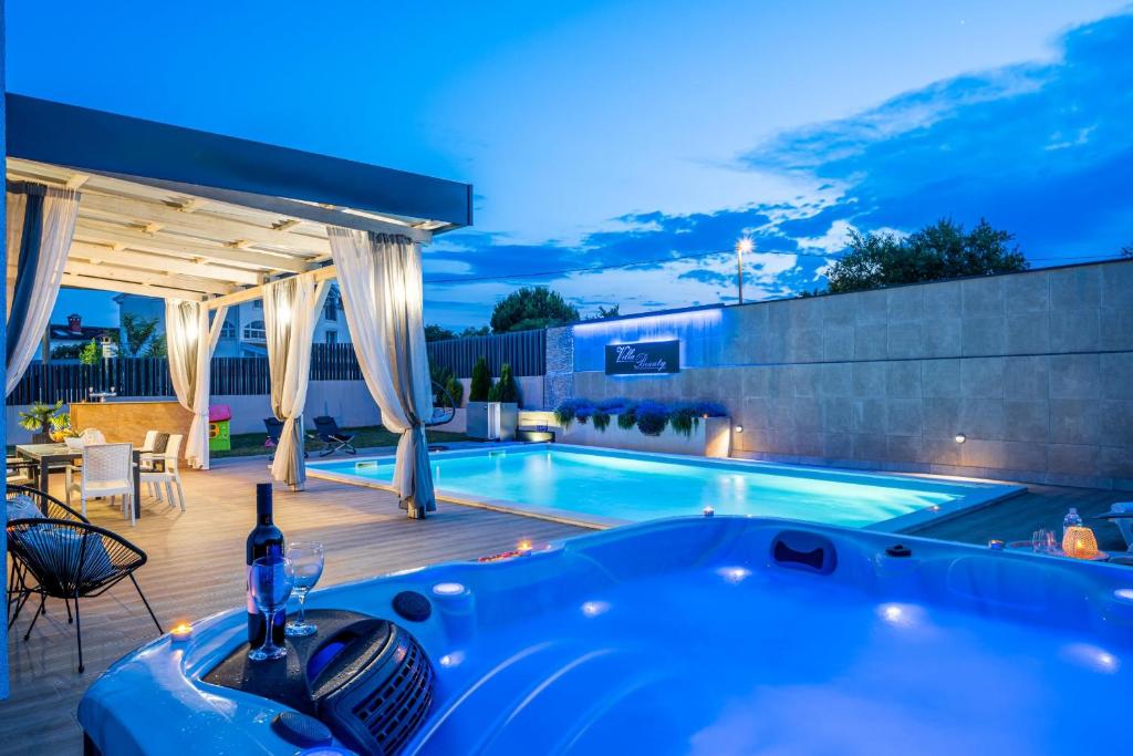Villa Beauty with heated pool and jacuzzi photo 2