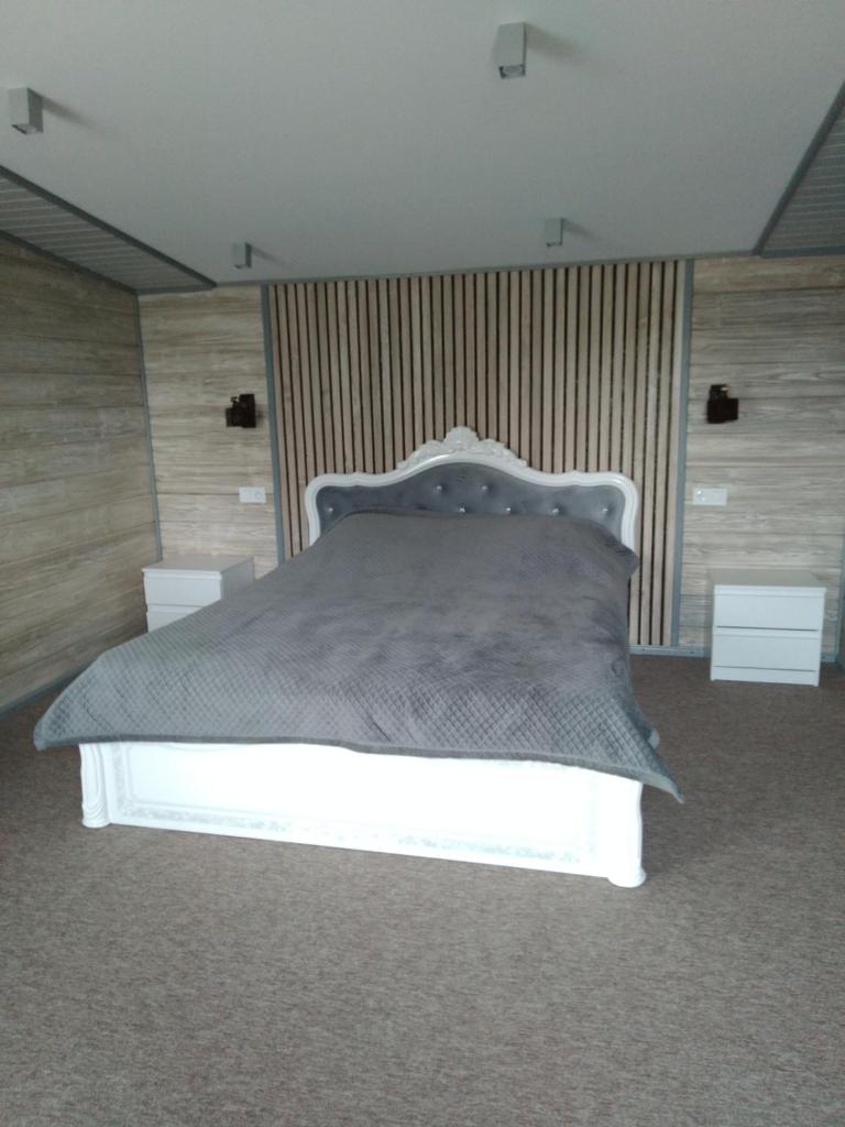 На березі річки photo 1