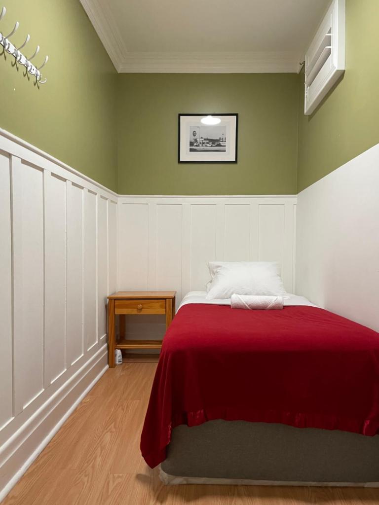 Small Private LA Bedroom w WIFI - Private Fridge - AC near USC - Exposition Park - USC Memorial Coliseum - Banc of California BMO Stadium - Downtown Los Angeles DTLA - University of Southern California USC!!! image