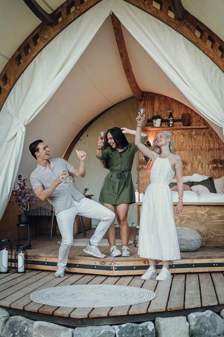 WOW magisches Luxus Glamping mit Pool im Paradies