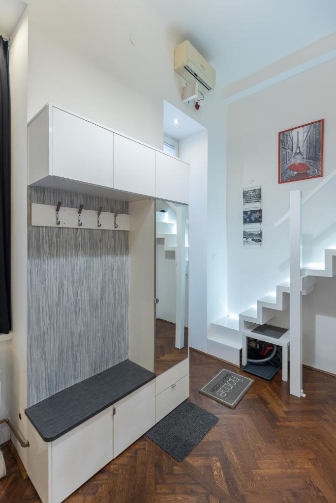Bright & Shine Apartment - Tap to explore photos