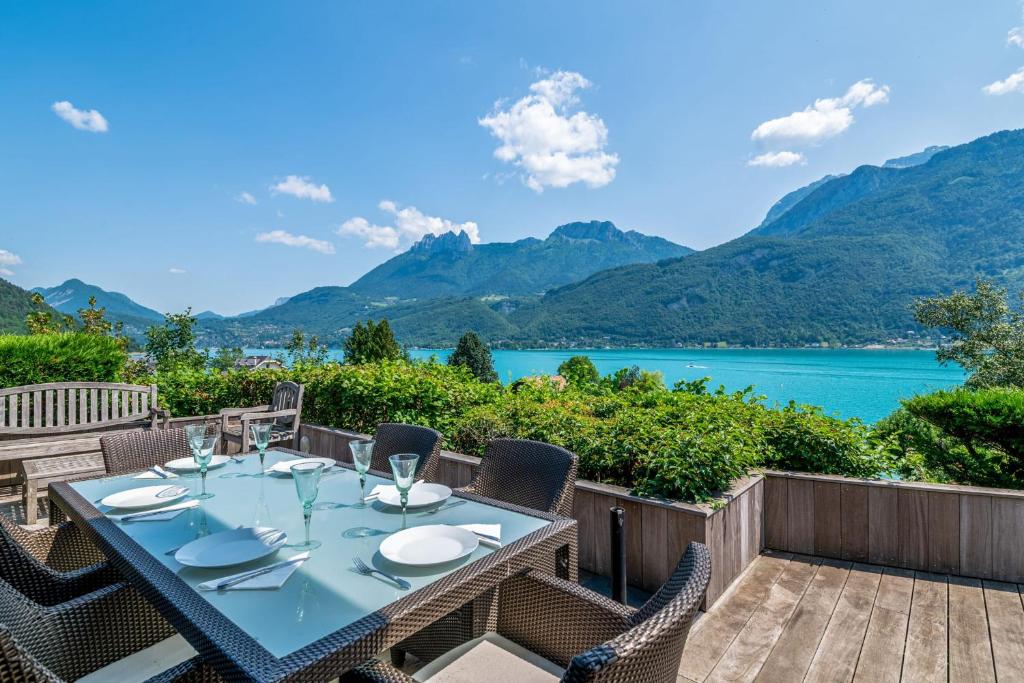 Beautiful and modern chalet with view on the Annecy lake - Welkeys