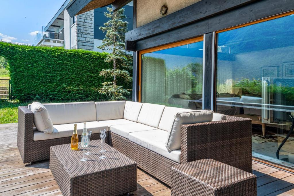 Beautiful and modern chalet with view on the Annecy lake - Welkeys photo 3
