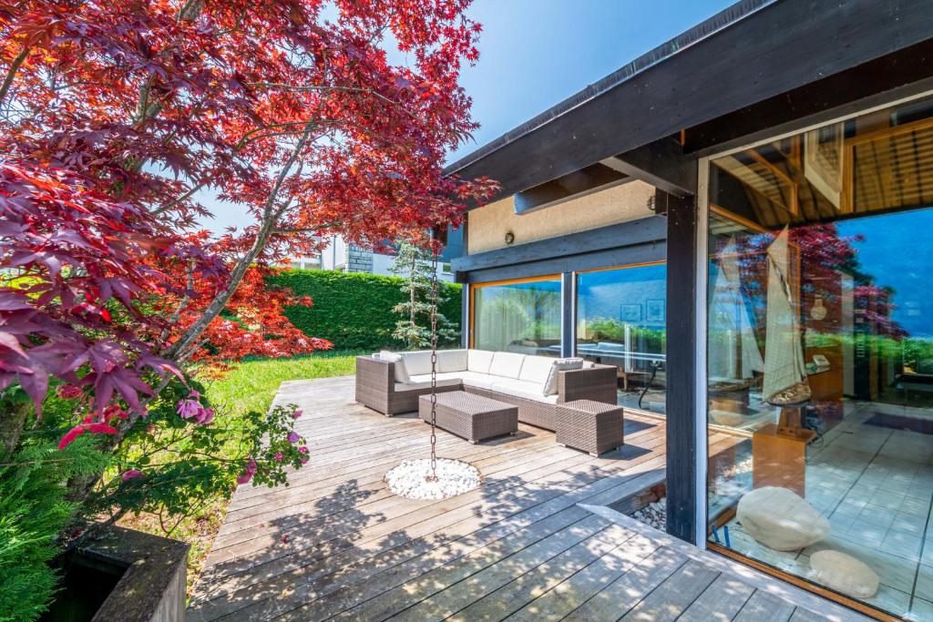Beautiful and modern chalet with view on the Annecy lake - Welkeys photo 4