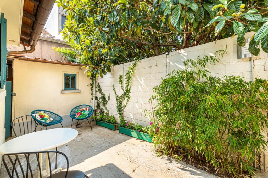 House - Sunlit haven with outdoor terrace and garage photo 2