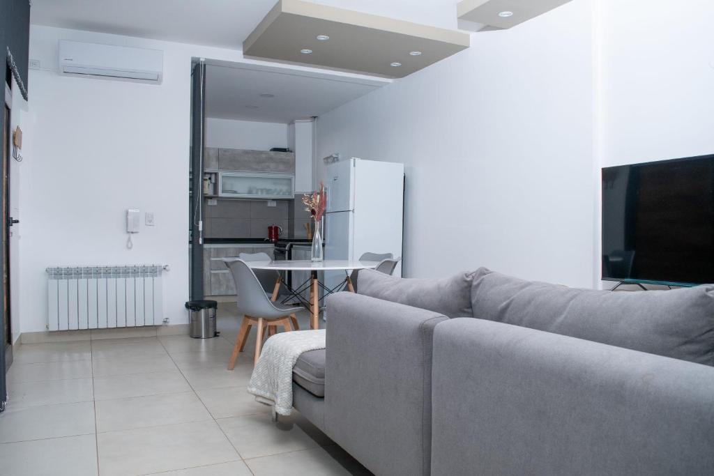 Hermoso departamento, con cochera y patio pequeño.