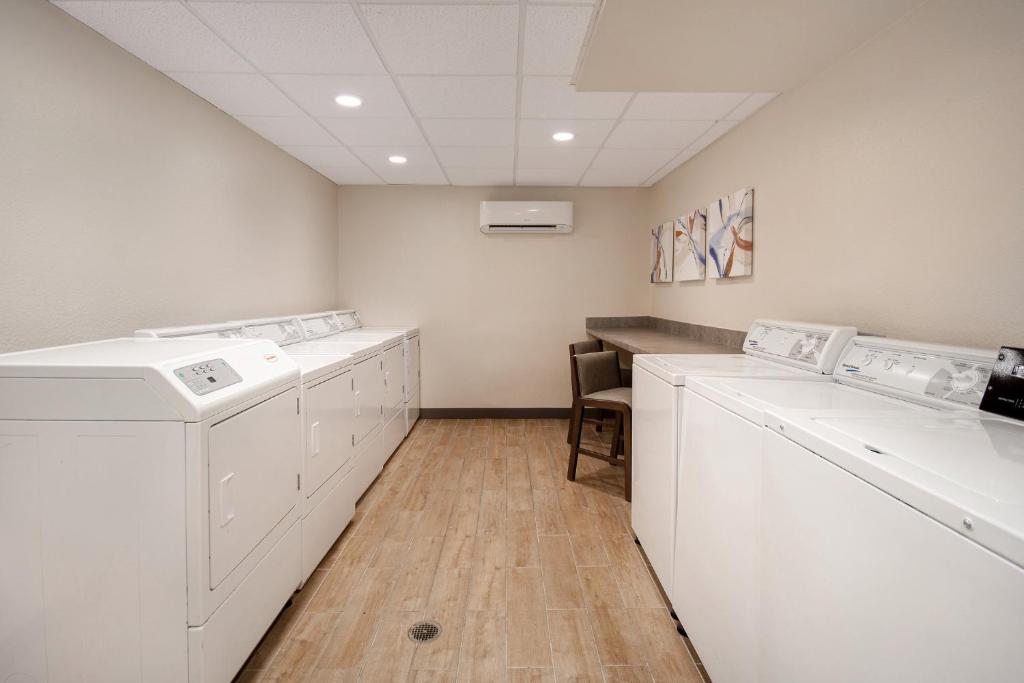 Candlewood Suites Columbia-Fort Jackson, an IHG Hotel photo 2