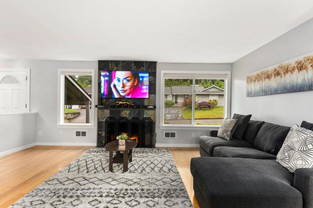 Luxury 4BD/3BA Kirkland Retreat photo 3