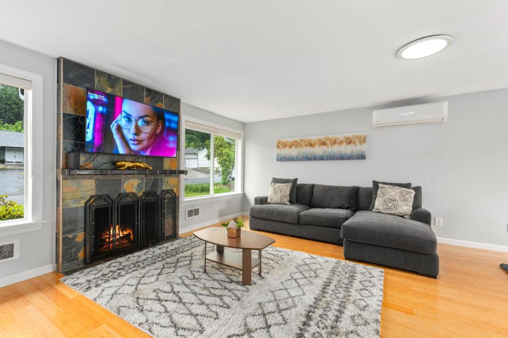 Luxury 4BD/3BA Kirkland Retreat photo 2