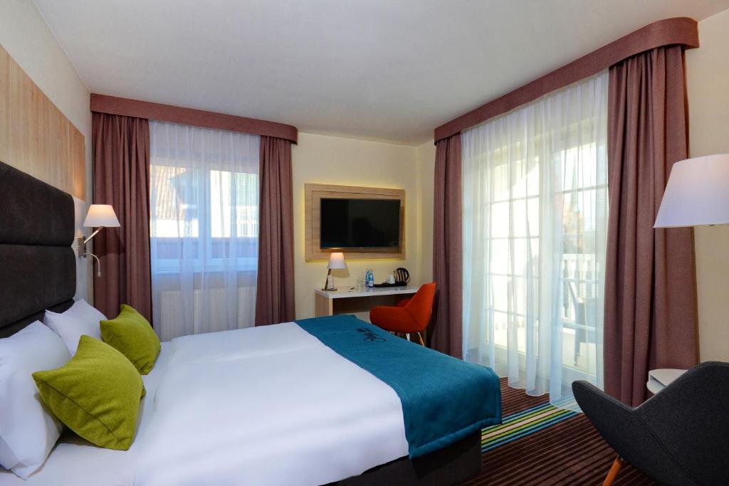 Двухместный (Улучшенный двухместный номер с 1 кроватью и балконом), Stay Inn Hotel