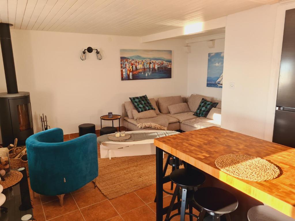 Amber's Place: cosy house with pool and sea views photo 1