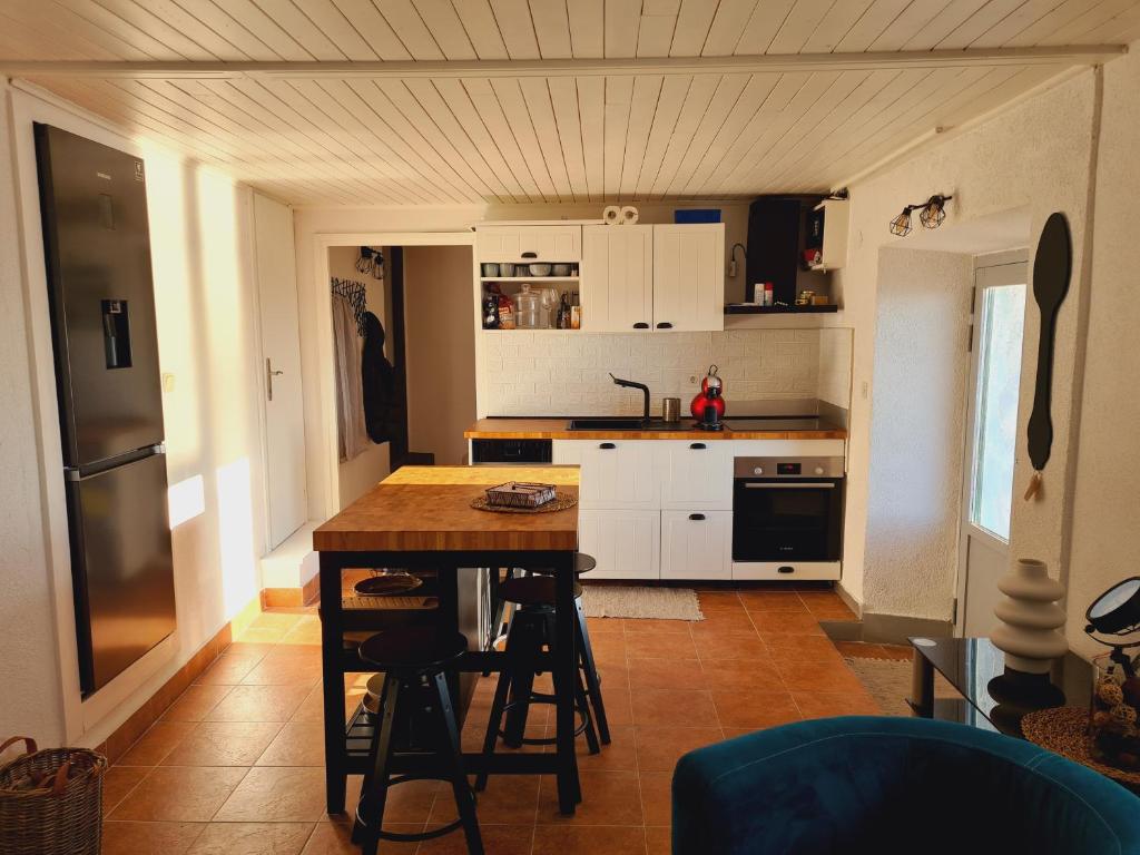 Amber's Place: cosy house with pool and sea views photo 2