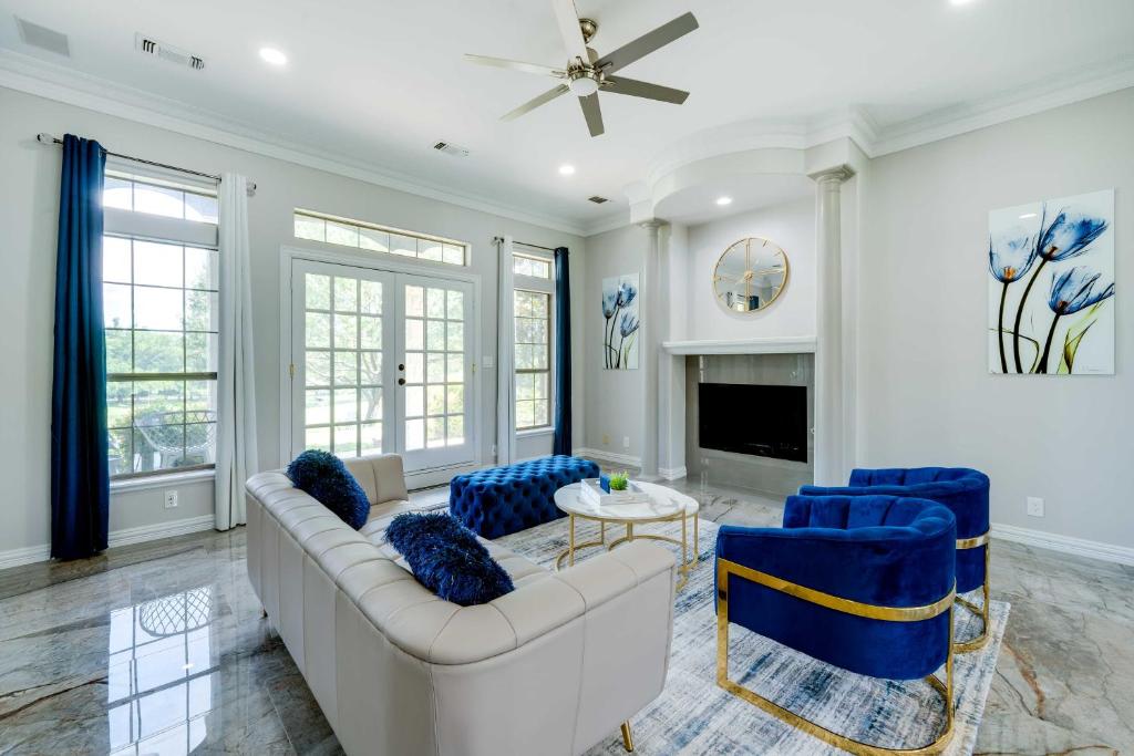 Luxury Texas Villa on 10 Acres with Pool and Pond! photo 4