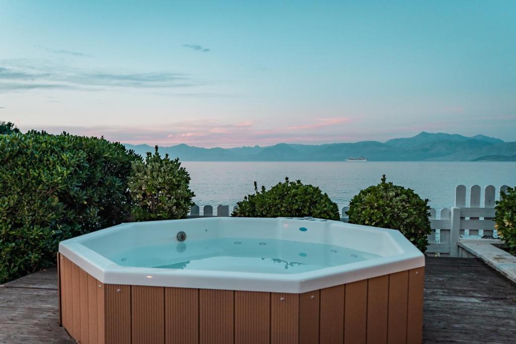 Neptune Sea House - Beachfront photo 4