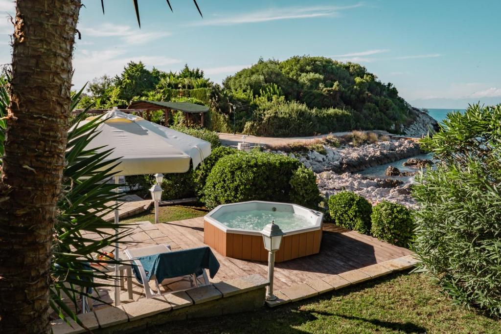 Neptune Sea House - Beachfront photo 3