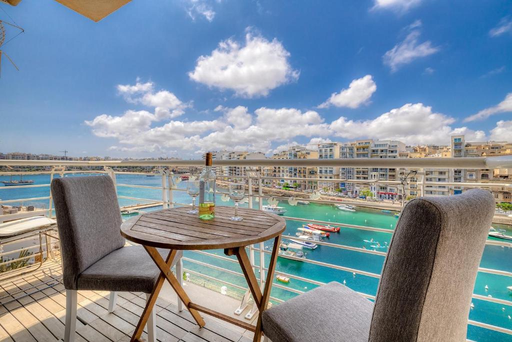 Exquisite Seafront Apart in Spinola Bay St Julians photo 1
