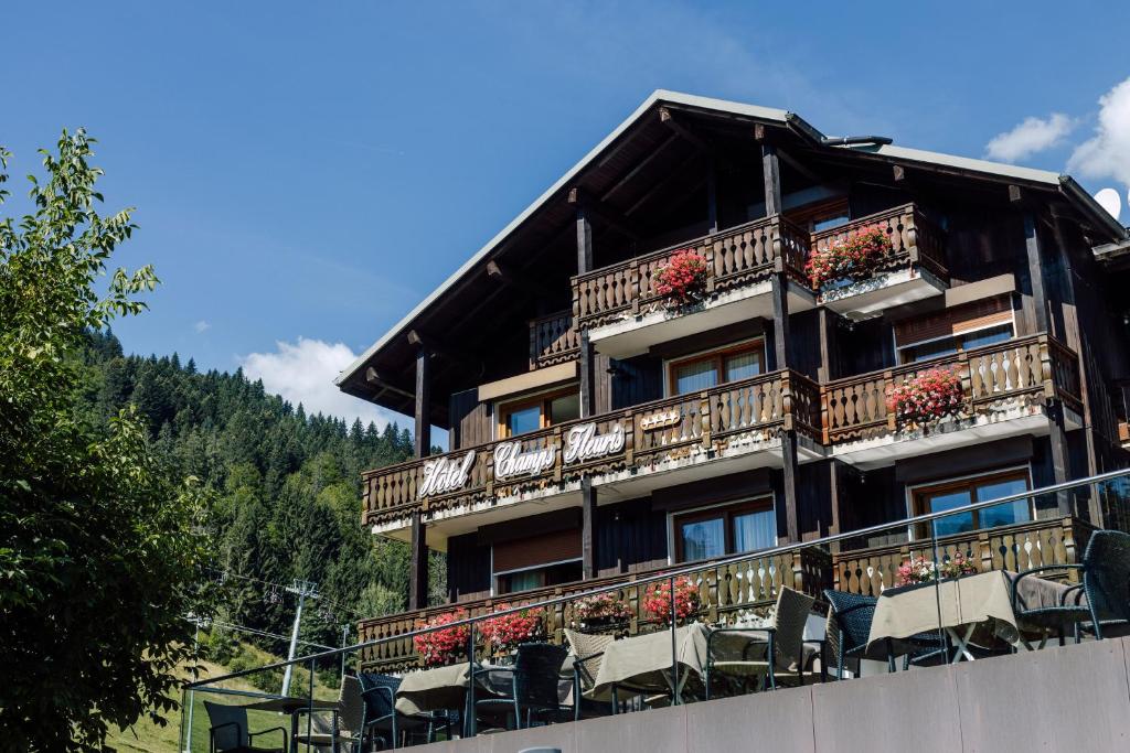 Hôtel Champs Fleuris Morzine - Tap to explore photos
