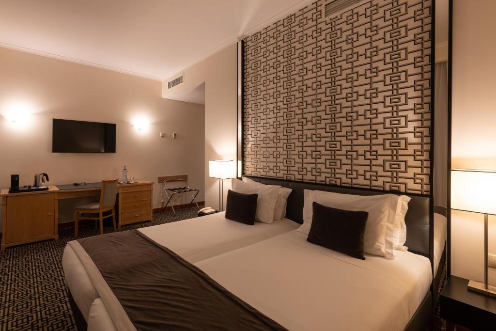 Hotel Mundial Room Type - Deluxe Double or Twin Room with Balcony Hotel Mundial Room Type - Deluxe Double or Twin Room with Balcony