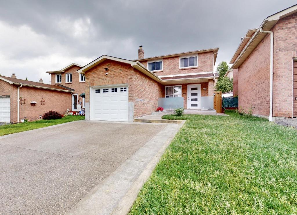 Modern bright cozy 3bed 3bath Vacation house in Ajax, greater Toronto area GTA, ON, Canada photo 1