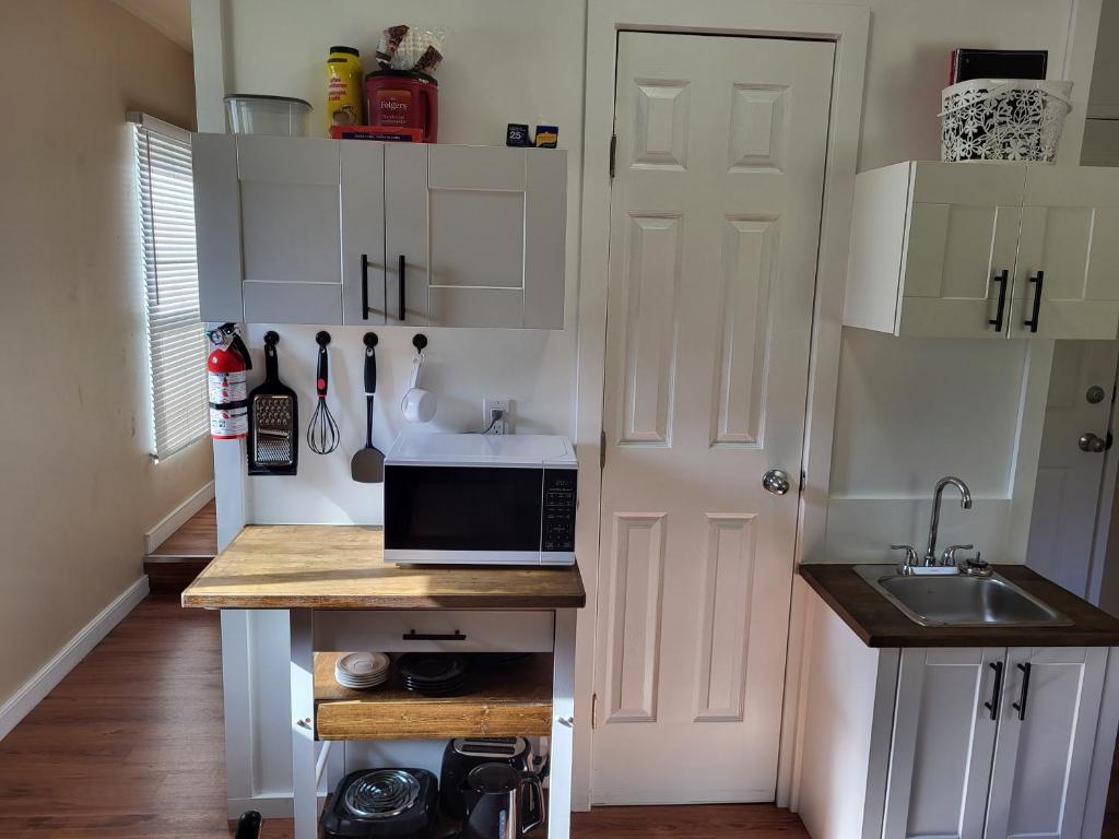 Quaint 2 bd apt w/view 4 guests photo 3