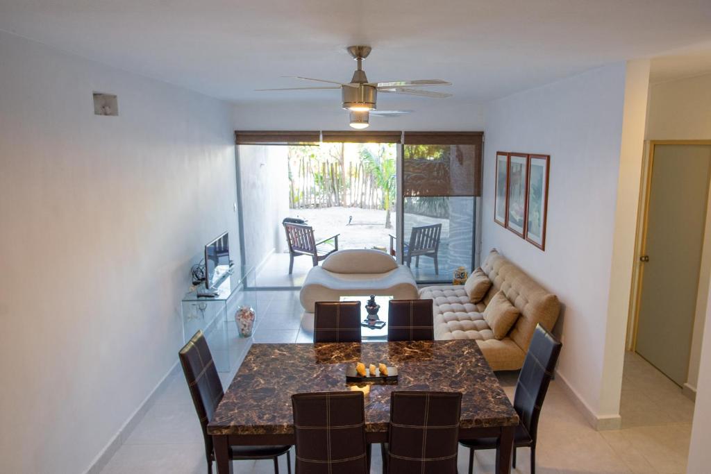 Spacious and private retreat 1 block from the beach in Progreso East photo 3